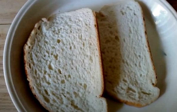 Хлеб замачивают в молоке