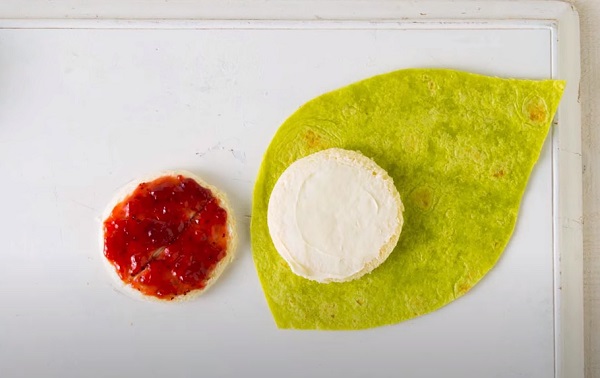 Выкладывание кусочка хлеба на лист лаваша