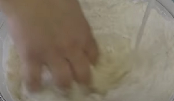 Вливание воды в муку