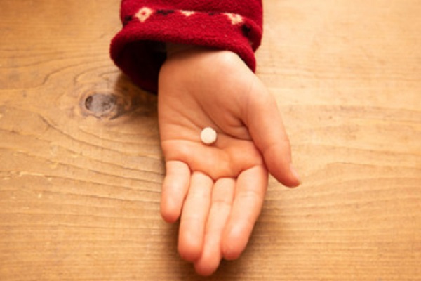 Таблетка на ладони ребенка