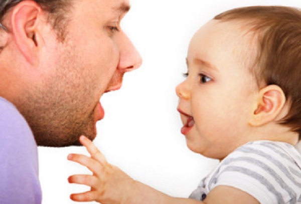 Папа общается с грудничком