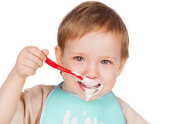 Ребенок ест сметану