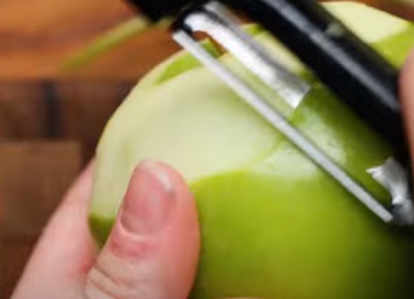 Очистка яблок от кожуры