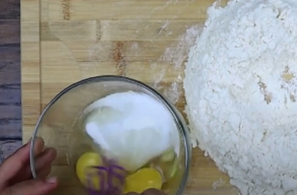 Добавление к яйцам сахара и молока