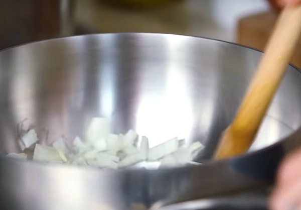 Тушение лука