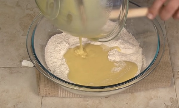 Переливание жидких компонентов к сыпучим