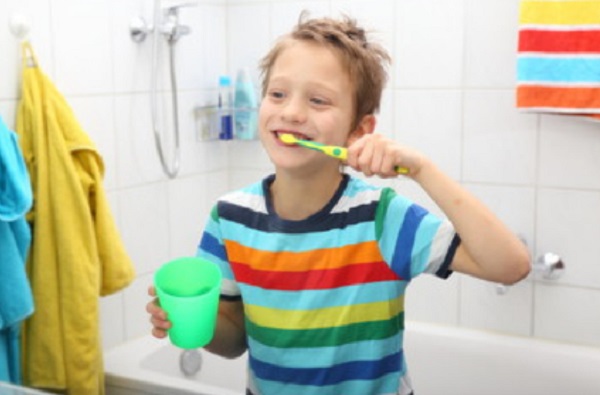 Мальчик чистит зубы