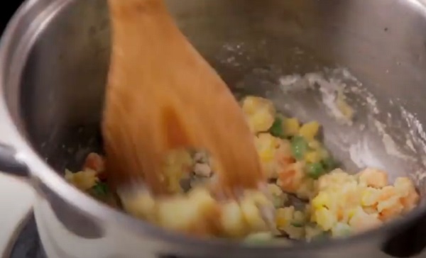 Перемешивание овощей с мукой