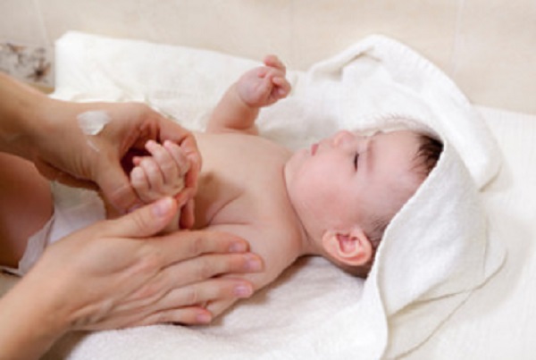 Ребенку наносят мазь