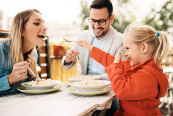 Вся семья кушает за одним столом