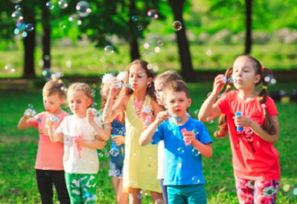 Дети надувают мыльные пузыри