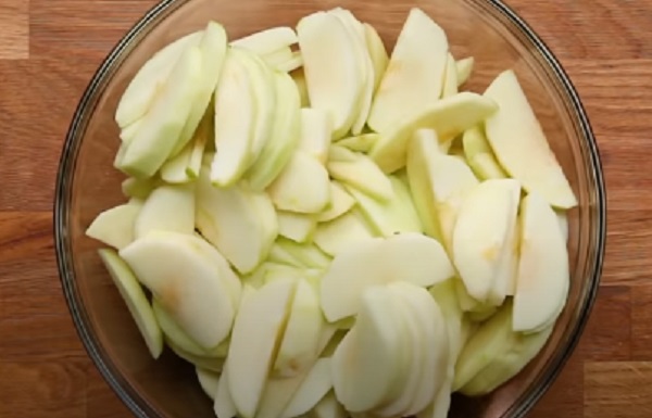 Яблоки нарезанные дольками