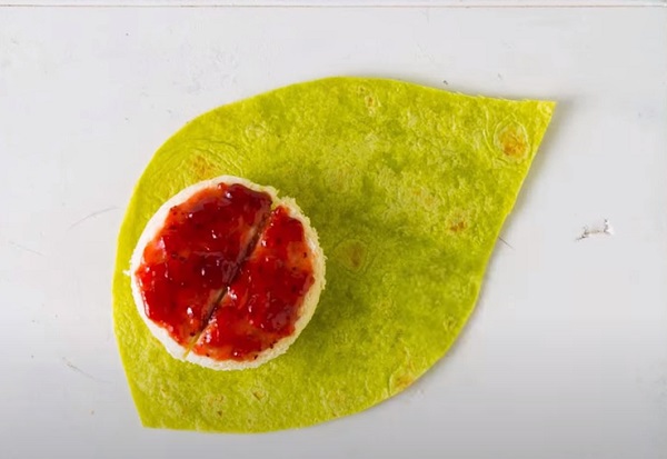 Кружок с вареньем лежит поверх кружка с сыром