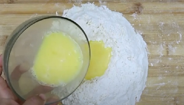 Переливание яичной смеси в муку