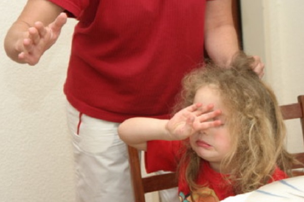 Мама замахивается на дочь