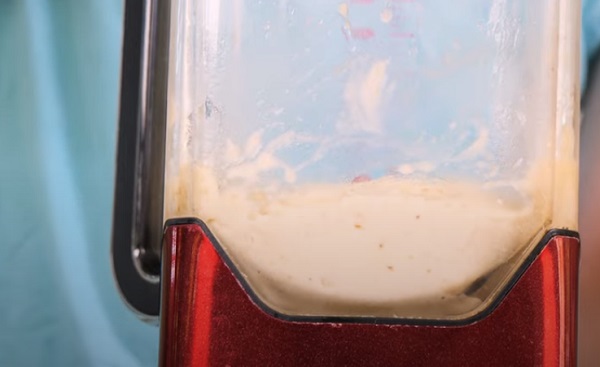 Перемешивание ингредиентов в блендере