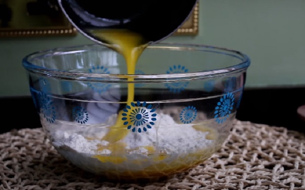 Добавление растопленного масла