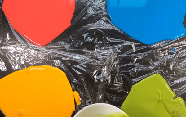 На клеенку вылили четыре краски