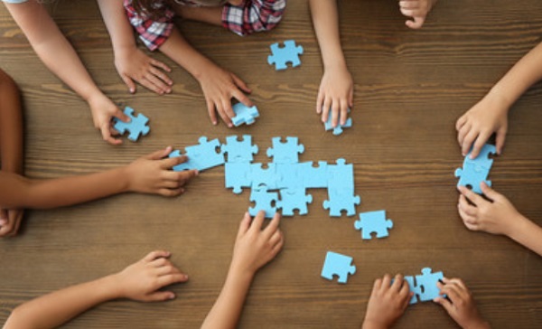 Дети собирают пазл
