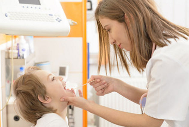 Врач осматривает горло у ребёнка