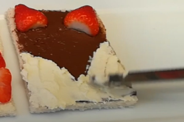 Намазывание на уголки мягкого сыра