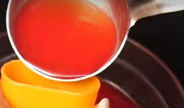 Наливание сока в формы