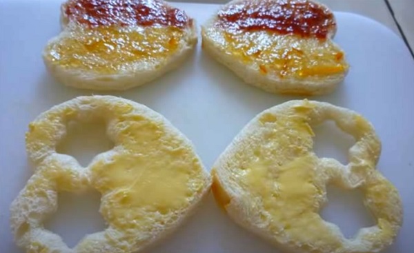 Часть хлеба с вареньями, часть намазана сливочным маслом