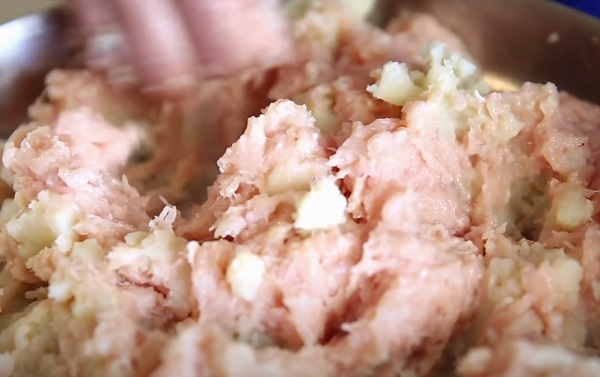 Перемешивание куриного фарша