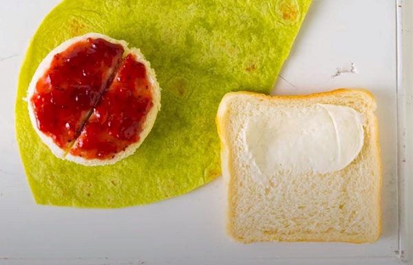 Намазывание хлеба маслом