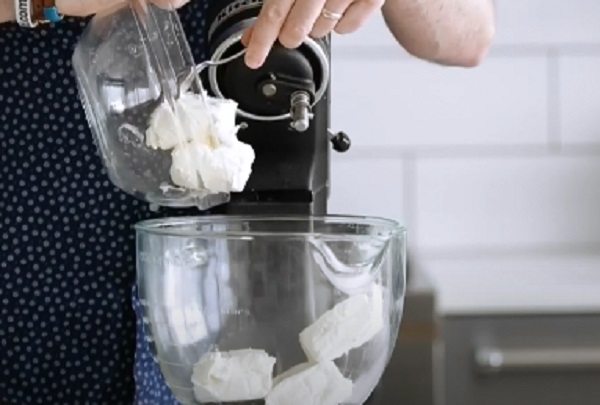 Выкладывание творога