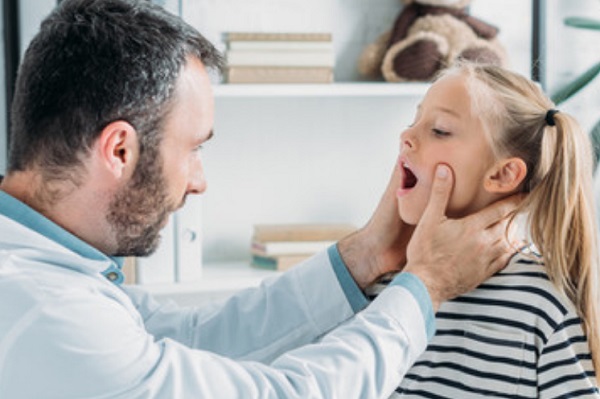 Врач осматривает девочку