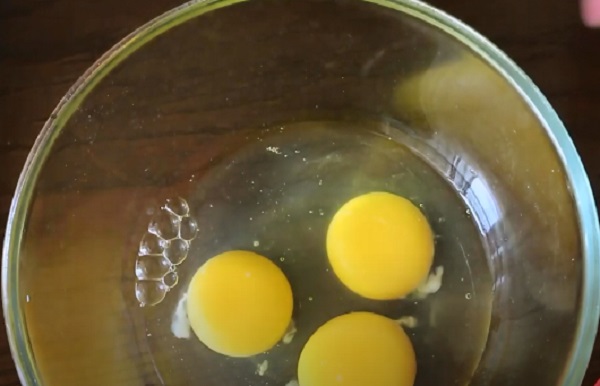 Яйца в миске