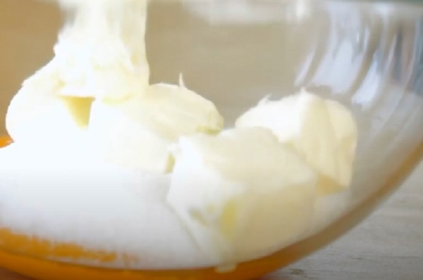 Добавление сахара и масла