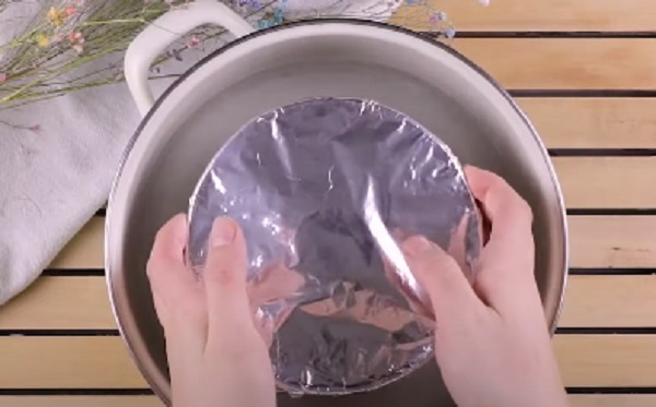 Ставим форму в кастрюлю с водой