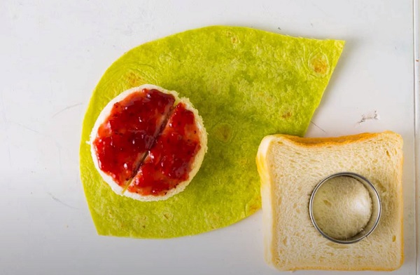 Вырезание кружочка из хлеба