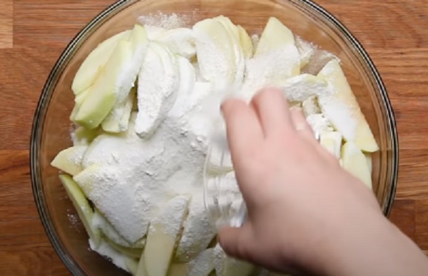 Добавление муки и соли