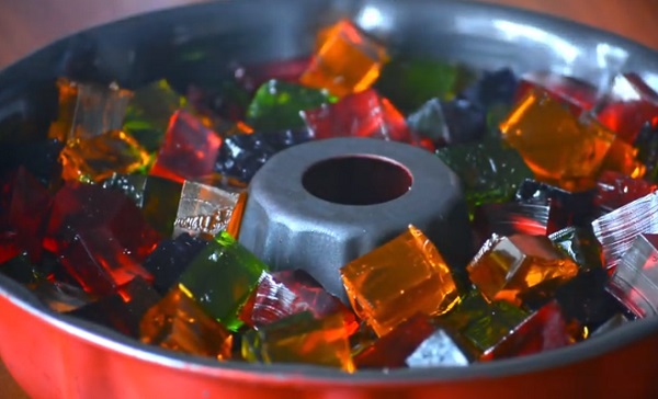 Выкладывание кубиков желе в форму