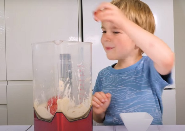 Добавление клубники в блендер