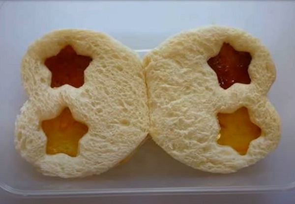 Укладывание бутербродов в виде крылышек бабочки