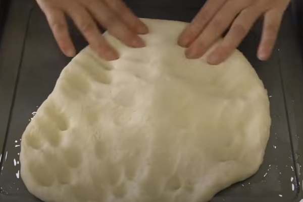 Выкладывание теста на противень