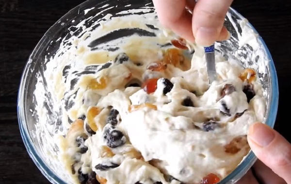 Перемешивание теста с изюмом