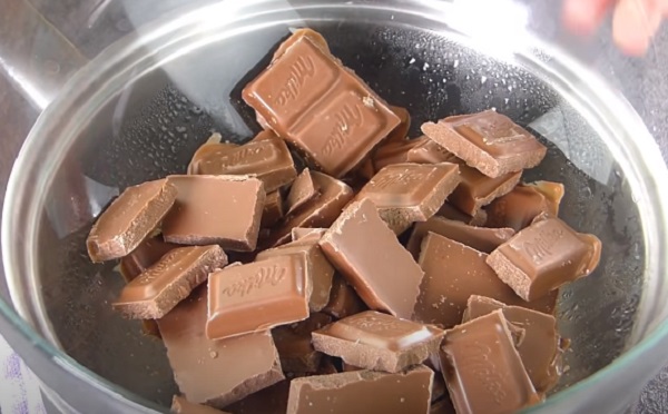 Растапливание шоколада на водяной бане