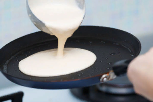На сковороду наливают тесто