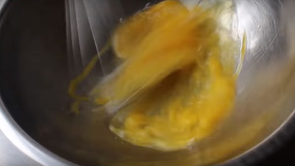 Взбивание яиц венчиком