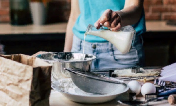 Вливание молока в миску