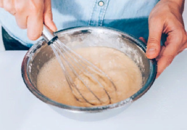 Перемешивание теста при помощи венчика