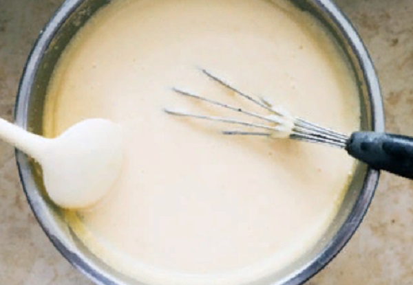 Миска с вымешенным тестом