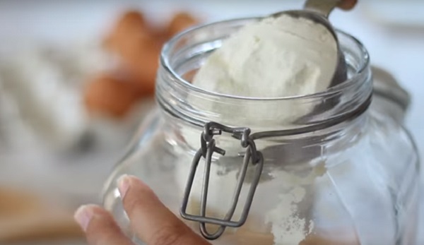 Из банки достают муку