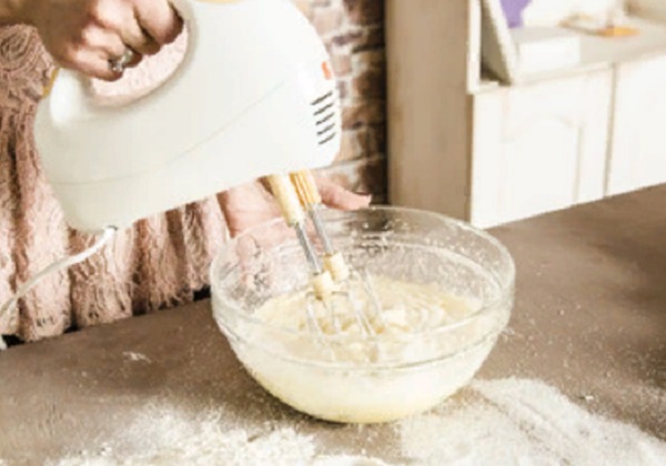 Взбивание теста миксером