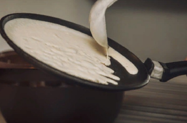 Разливание теста по сковороде